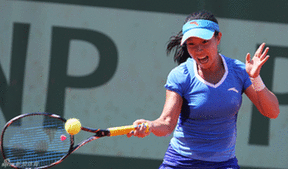  China's Zheng Jie returns a ball to Canada's Aleksandra Wozniak in the second round of French Open on May 30, 2012.