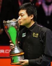 China's Dingjunhui kisses the trophy after beating Scottish John Higgins in the final of the UK Championship in Telford, Dec. 13, 2009.(Xinhua/AFP Photo)