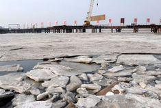 The under        construction project of Jiaozhou Bay cross-ocean bridfge is stuck by ice in Qingdao, east China's Shandong Province, Jan. 10, 2010. The worst sea ice of the last three decades freezes in Qingdao's coastal waters, according to the data released by the North China Sea Branch (NCSB) of the State Oceanic Administration on Friday. (Xinhua/Li Ziheng)