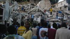 Residents search for victims after an earthquake in Port-au-Prince January 13, 2010. The 7.0 magnitude quake rocked Haiti, killing possibly thousands of people as it toppled the presidential palace and hillside shanties alike and leaving the poor Caribbean nation appealing for international help. [Xinhua/Reuters]