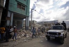  UN peacekeepers patrol at a street in Haitian capital Port-au-Prince on Jan. 16, 2010. The situation in Haiti is worsened by occasional looting in the aftermath of a devastating earthquake on Jan. 12. (Xinhua/David de la Paz)