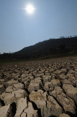 The bottom of a reservoir is seen in the Bouyei and Miao autonomous prefecture, southwest China's Guizhou province, February 23, 2010. [Xinhua photo]