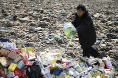 A man prepares to burn fake and expired drugs confiscated by the Tianjin Food and Drug Administration on March 10, 2010. [CFP Photo]