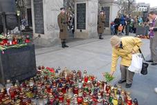 People attend a mourning ceremony for Polish President Lech Kaczynski and people on board the crashed Tu-154 aircraft, in Warsaw, capital of Poland, April 11, 2010. On Saturday morning, a Polish government plane carrying a delegation for the 70th anniversary of the Katyn crime crashed at Smolensk, 18 kilometers from Katyn where WWII Polish officers were murdered 70 years ago. All 96 passengers aboard the plane were killed including President Lech Kaczynski and his wife Maria.[Ma Shijun/Xinhua]