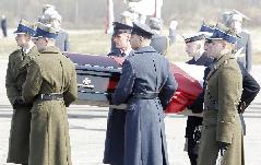 Polish servicemen carry a coffin with Polish President Lech Kaczynski during a farewell ceremony at the Smolensk airport April 11, 2010. Poles were in deep mourning on Sunday after President Lech Kaczynski and many of the country's ruling elite were killed in a plane crash.[Xinhua]