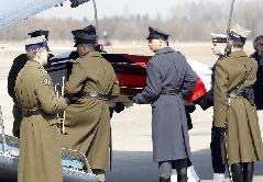 Polish servicemen carry a coffin with Polish President Lech Kaczynski during a farewell ceremony at the Smolensk airport April 11, 2010. Poles were in deep mourning on Sunday after President Lech Kaczynski and many of the country's ruling elite were killed in a plane crash. [Xinhua]