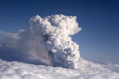 Smoke billows from a volcano in Eyjafjallajokull April 14, 2010. A volcanic eruption in Iceland spewed black smoke and white steam into the air on Wednesday and partly melted a glacier, setting off a major flood that threatened to damage roads and bridges. [Xinhua]