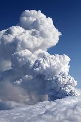 Smoke billows from a volcano in Eyjafjallajokull April 14, 2010. A volcanic eruption in Iceland spewed black smoke and white steam into the air on Wednesday and partly melted a glacier, setting off a major flood that threatened to damage roads and bridges. [Xinhua] 