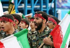  Iranian soldiers march during the Army Day parade in Tehran, Iran, April 18, 2010. Iranian President Mahmoud Ahmadinejad said here on Sunday that the interference of foreigners served the root cause of all tensions and divisions in the region, demanding foreign forces to leave the region. [Xinhua] 