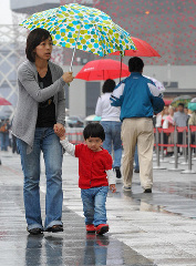 Mothers and children visit the Expo on Mother's Day