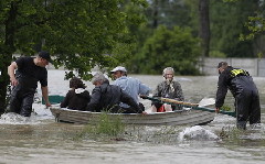 Emergency services rescue people from the flooded village of Juliszew May 24, 2010.[China Daily/Agencies]