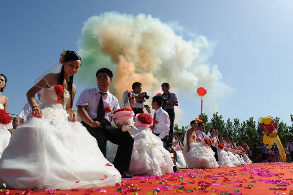 Newlyweds after a group wedding ceremony in Lushan county, Central China&apos;s Henan province, Aug 16, 2010. [Xinhua]