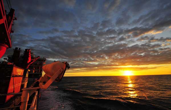 China&apos;s icebreaker Xuelong (Snow Dragon) sails on the northwest Pacific Ocean on Sunday. [Xinhua]