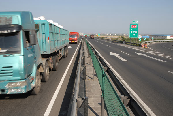 Traffic is brought back to normal on Sunday in the Inner Mongolia section of the Beijing-Tibet highway after more than 10 days of congestion. [Liu Kai/China Daily]