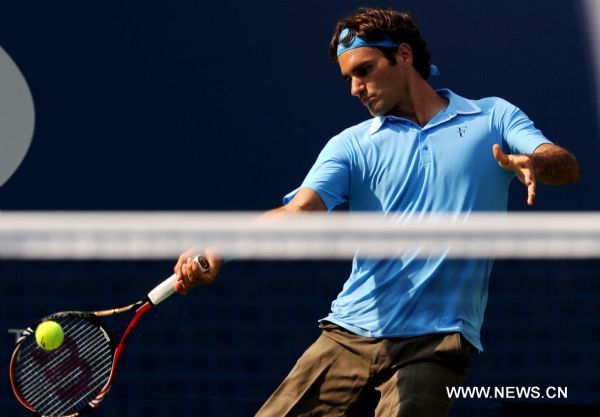 Roger Federer of Switzerland returns a ball to Andreas Beck of Germany during the men's second third round match at the U.S. Open tennis tournament in New York, the United States, on Sept. 2, 2010. Federer won 3-0. (Xinhua/Shen Hong) (kh) 