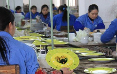 Photo taken on Jan. 10, 2011 shows the plates with the photo of Prince William and Kate Middleton on at a workshop of Tri-Ring Group Corporation in Beiliu City, south China&apos;s Guangxi Zhuang Autonomous Region.