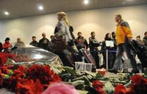 Mourners place flowers on Tuesday in Moscow&apos;s Domodedovo airport where 35 people were killed in a suicide bombing on Jan 24, 2011. [Photo/Xinhua]