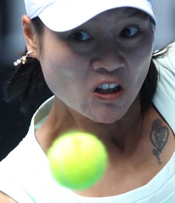 Li Na of China plays a shot to Andrea Petkovic of Germany during the women&apos;s quarter-final match at the Australian Open tennis tournament in Melbourne Jan 25, 2011. [Photo/Xinhua]