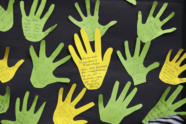 Messages written to former South African president Nelson Mandela by children from a nearby school are seen on a sign outside Milpark Hospital in Johannesburg, Jan 27, 2011. Former South African President Nelson Mandela was hospitalized for a second straight day on Jan. 27 for what his office described as routine tests but which drew concern over the health of the 92-year-old anti-apartheid icon. [China Daily/Agencies]