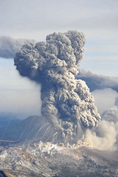 An aerial view shows Shinmoedake peak erupting between Miyazaki and Kagoshima prefectures January 27, 2011. Ash and rocks fell across a wide swathe of southern Japan straddling the prefectures of Miyazaki and Kagoshima on Thursday, as one of Mount Kirishima&apos;s many calderas erupted, prompting authorities to raise alert levels and call on for an evacuation of all residents within 2 km (1.2 miles) radius of the volcano. [Xinhua]