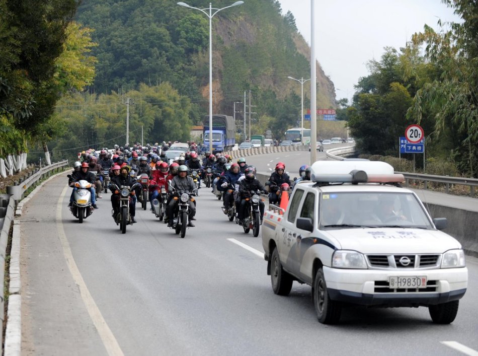 A photo taken on Jan 27 2011 in Zhaoqing City, Guangdon Province shows a group of migrant workers ride motorcycles back to their hometown for Spring Festival. [Photo/Sina]