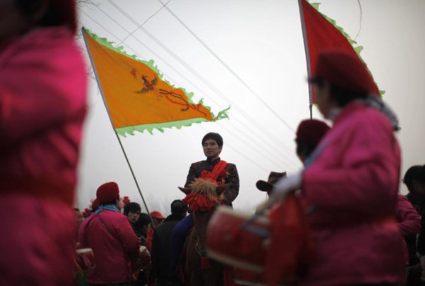 Liu Jian rides a horse during his traditional Chinese wedding in Dong&apos;an at the central province of Henan, February 9, 2011. [China Daily/Agencies]