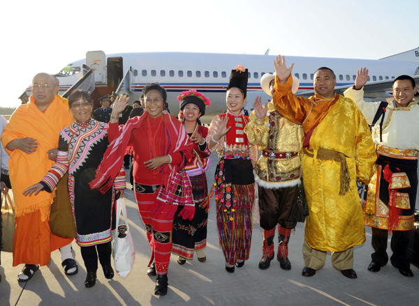 Members of the 11th National Committee of the Chinese People's Political Consultative Conference (CPPCC) from Yunnan Province arrived in Beijing on Monday for the upcoming CPPCC session. The CPPCC session will open on March 3 at the Great Hall of the People. [Xinhua photo]