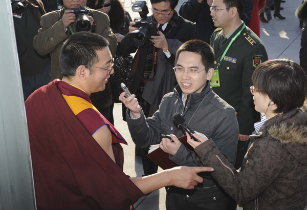 Members of the 11th National Committee of the Chinese People's Political Consultative Conference (CPPCC) from Qinghai Province arrived in Beijing on Monday for the upcoming CPPCC session. The CPPCC session will open on March 3 at the Great Hall of the People. [Xinhua photo] 