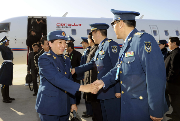 Members of the 11th National Committee of the Chinese People's Political Consultative Conference (CPPCC) from Gansu Province arrived in Beijing on Monday for the upcoming CPPCC session. The CPPCC session will open on March 3 at the Great Hall of the People. [Xinhua photo]