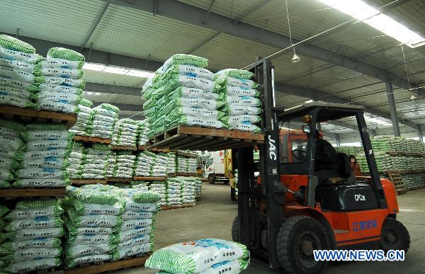 A staff worker transports the bags of salt at a warehouse in Xining, capital of northwest China's Qinghai Province, March 17, 2011. China National Salt Industry Corp. (CNSIC) on Thursday said China has rich salt reserves to meet people's demand and consumers need not panic to hoard salt.