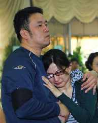 Relatives of mainland victims killed in a train crash in Chiayi county, Taiwan, attend a memorial ceremony in Chiayi on Tuesday, seven days after the accident in accordance with tradition. Five people were killed and 107 injured after a falling tree derailed the train, carrying mostly mainland tourists, on April 27, 2011. 