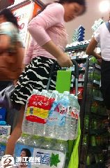 People rush to buy mineral water in Hangzhou, Zhejiang Province, on July 6 after a chemical spillage threatened the city's water supply.