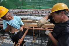 Construction workers swelter under the scorching sun at a construction site in Hefei, East China's Anhui province, July 3, 2011. [Xinhua] 