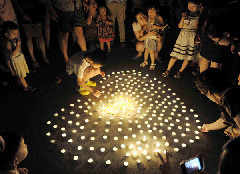 Residents in Hangzhou gather to light candles and pray for the recovery of Zhang Fangyu and her rescuer, Wu Juping. 