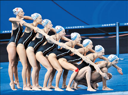 The Italian synchronised swimming team for the FINA World Championships practice their routine at the Oriental Sports Center yesterday.