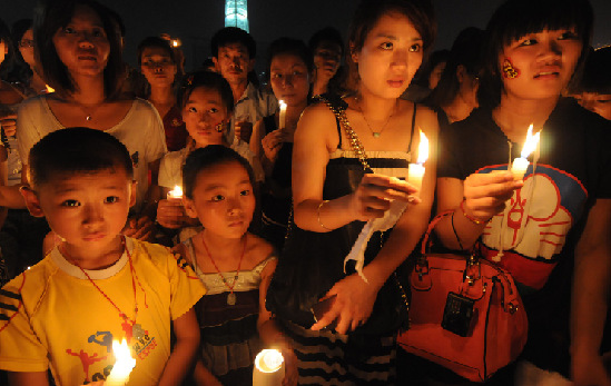 Thousands of people mourn the victims of the train collision Monday evening at the century square of Wenzhou City, east China's Zhejiang Province. The accident killed at least 39 people and injured192.