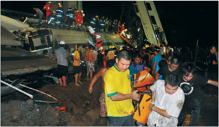 Wenzhou residents pitch in at the scene of the crash of high-speed trains on Saturday. They rushed to offer their help, but experts urge that rescue work be left to the professionals and highly trained volunteers.