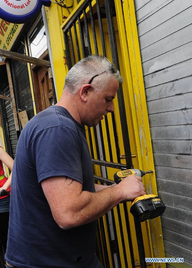 UK-LONDON-RIOTS-CLEANING