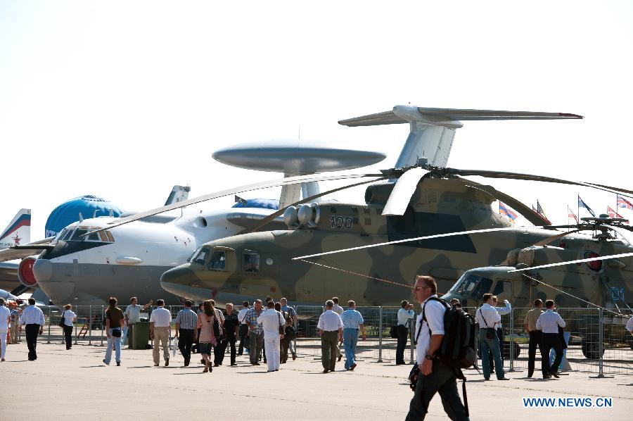 Visitors walk past the airplanes on the Tenth Russia National Aerospace Exhibition in Moscow, Russia on Aug. 16, 2011. The Exhibition will last for six days, and 793 companies from 40 nations and regions participated. [Jiang Kehong/Xinhua] 