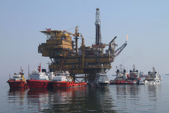 Spilled oil can still be seen on the surface of the water near the affected area in North China's Bohai Bay, on August 22, 2011. The oil spills near Platform C at Penglai 19-3 oil field were first detected on June 4. [Xinhua]