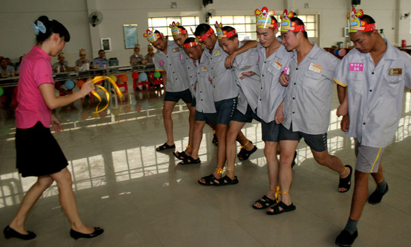 Juvenile delinquents in a discipline center play games to celebrate their birthdays in Wuhan, Hubei province, on Aug 4. [Photo / China Daily]