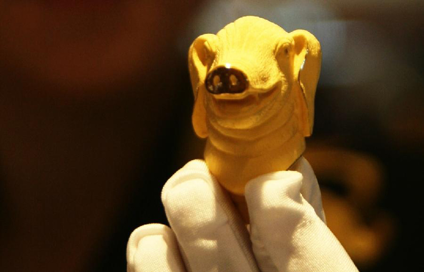 Photo taken on Nov. 13, 2011 shows a gold copy of the pig head sculpture of Yuanmingyuan, the Old Summer Palace, at a shopping center in Nanjing, capital of east China's Jiangsu Province. 