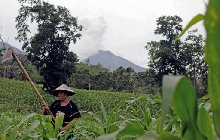 资料图显示印尼苏拉威西岛上的索普坦火山喷出烟雾